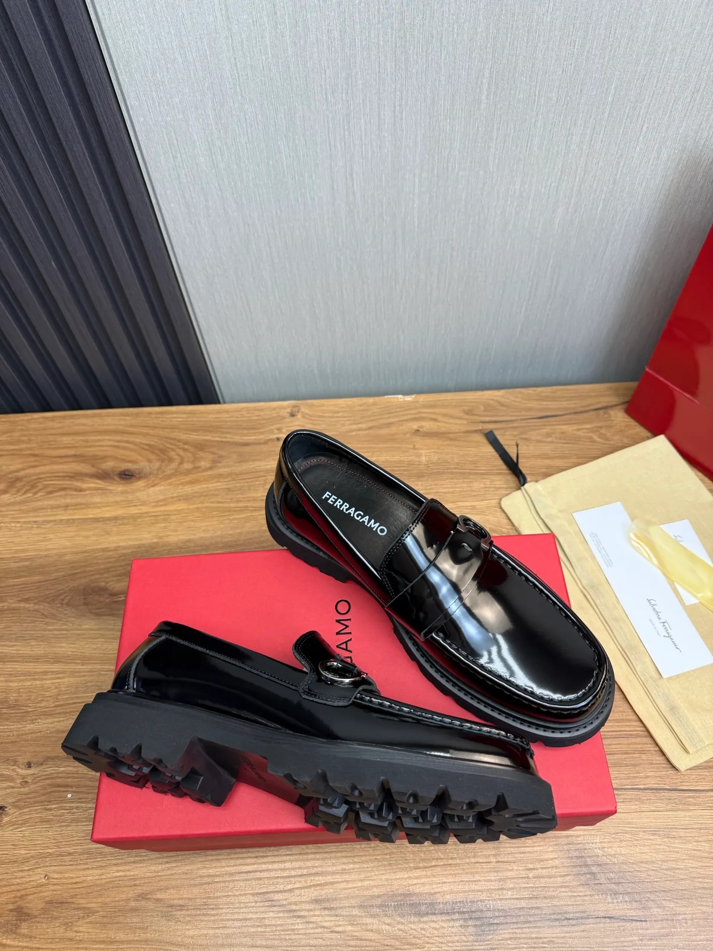 Men's shoes 💰880💰 Ferragamo. [Ferragamo] Men's Loaf leather shoes, the latest hot style, 1:1 original purchase quality, top quality, imported open-edge beaded cowhide leather on the upper, hand-made three-dimensional stitching highlights the round toe design, the inner feet are made of imported cowhide, with original wear-resistant rubber outsole, matching code 39-44, (38, 45 custom-made, non-refundable)